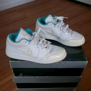 Air Jordan's 1 Mid White Size 5.5Y in the box

Con